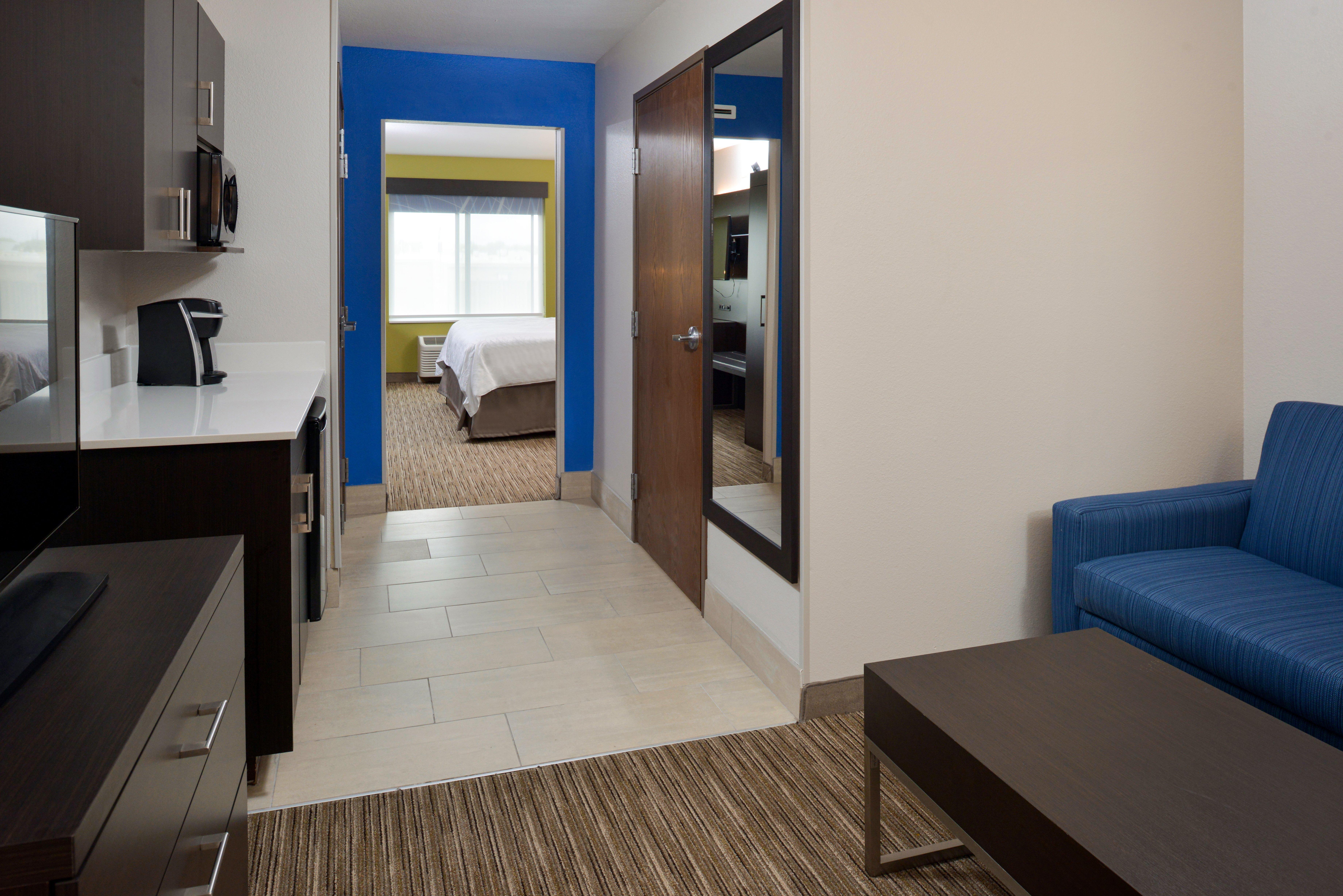 Holiday Inn Express & Suites Pueblo By Ihg Экстерьер фото