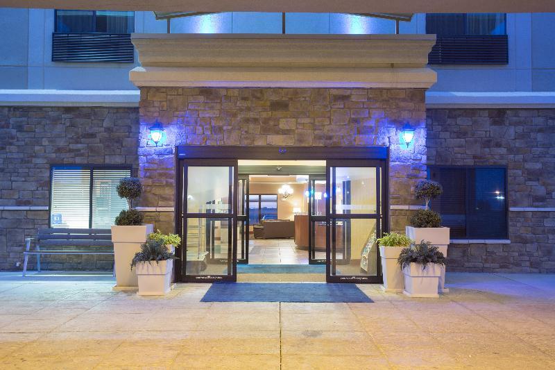 Holiday Inn Express & Suites Pueblo By Ihg Экстерьер фото