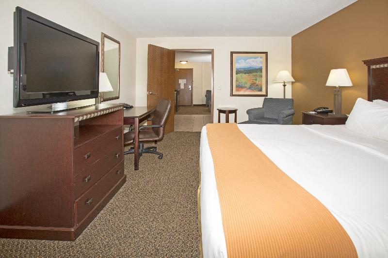 Holiday Inn Express & Suites Pueblo By Ihg Экстерьер фото